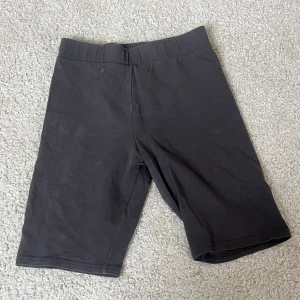 Svarta cykelshorts från H&M Divided - Svarta cykelshorts från H&M Divided i stretchigt bomullsmaterial. Knappt använda. Strl xs. 