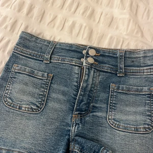 jeans shorts  - säljer ett par ljus blåa jeans shorts! med söta fickor. storleken syns inte så är rätt osäker men skulle säga xxxs. dm för mått