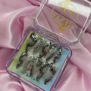 Z1NK (S);Long Stiletto - Snygga gelé press-on naglar i en cool silverdesign med 3D-effekt och svarta detaljer. Naglarna har spetsig stiletto form, perfekt för dig som vill sticka ut. Kommer i storlek S: 15 mm, 11,5 mm, 12 mm, 11 mm, 9 mm 