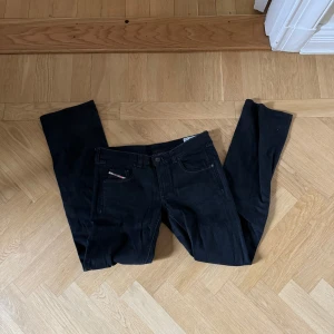Svarta Diesel Doozy jeans W30 L32 - Säljer ett par svarta Diesel Doozy jeans. Jeansen har raka ben som är lätt utsvängda nedtill, midjan är låg🌸