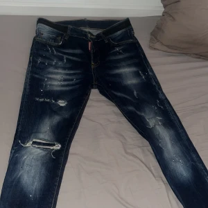 Dsquared 2 jeans  - Dsquared jeans i nytt skick. Väldigt fräscha jeans och väldigt stilrena. Storlek 42