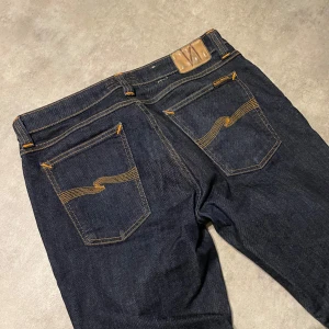 Nudie Jeans - Tjena! Säljer dessa sjukt snygga Nudie jeansen för ett grymt pris. Modellen är okänd då lappen ör borta men det är Slimfit passform. Storlek : 32/32 || vid frågor / funderingar klicka ”kontakta” , allt gott! 