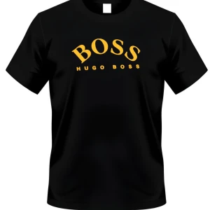 Svart t-shirt från Hugo Boss - Svart t-shirt från Hugo Boss med gul logga tryckt på bröstet. Klassisk passform med rund hals och korta ärmar. Perfekt för dig som gillar stilrena och trendiga plagg med tydlig branding.