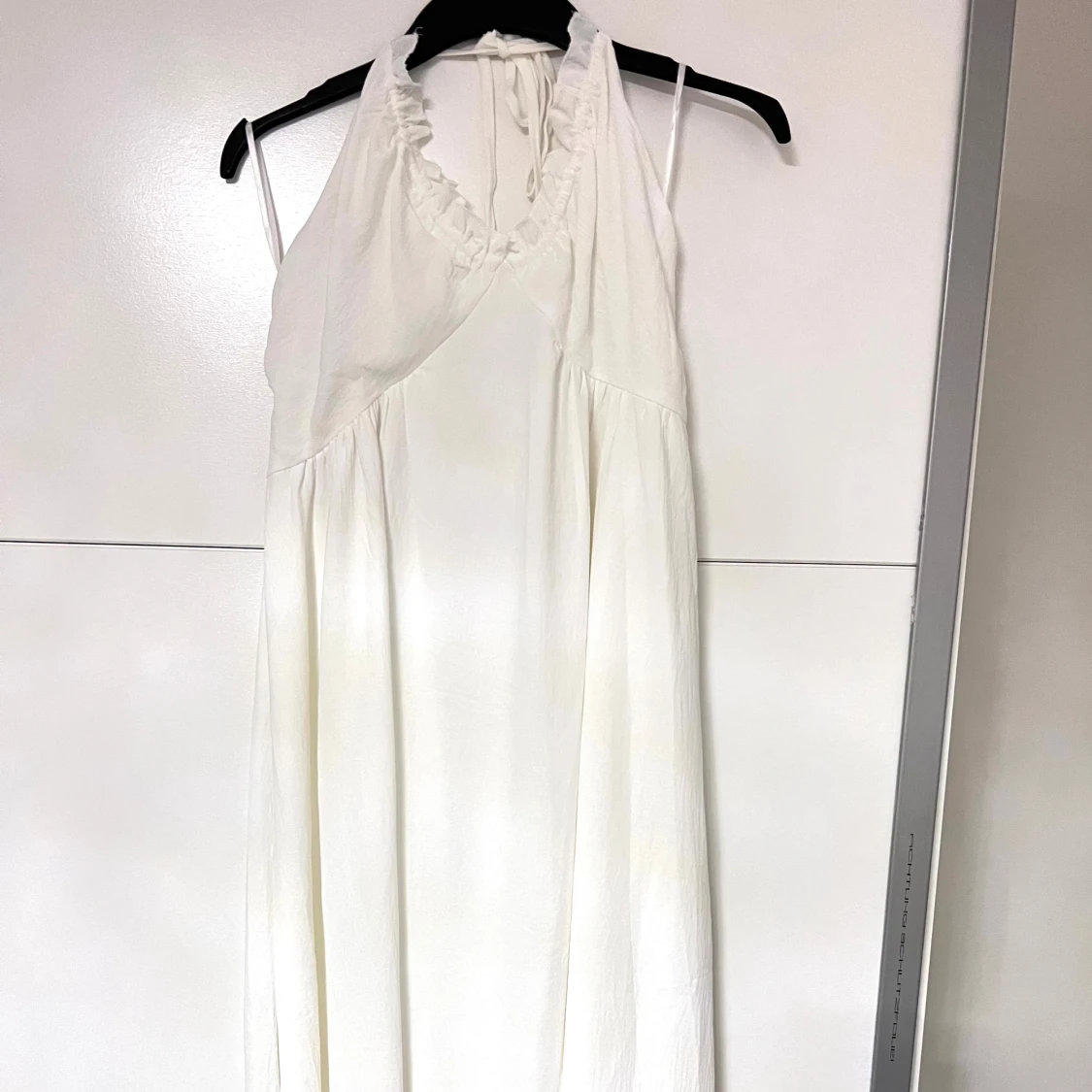 Vit långklänning med volangdetalj