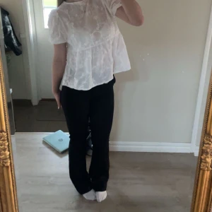 Svarta kostymbyxor  - Snygga svarta kostymbyxor. Byxorna har en tight passform och är perfekta för en stilren look. Från Bikbok. Går bra att pruta 