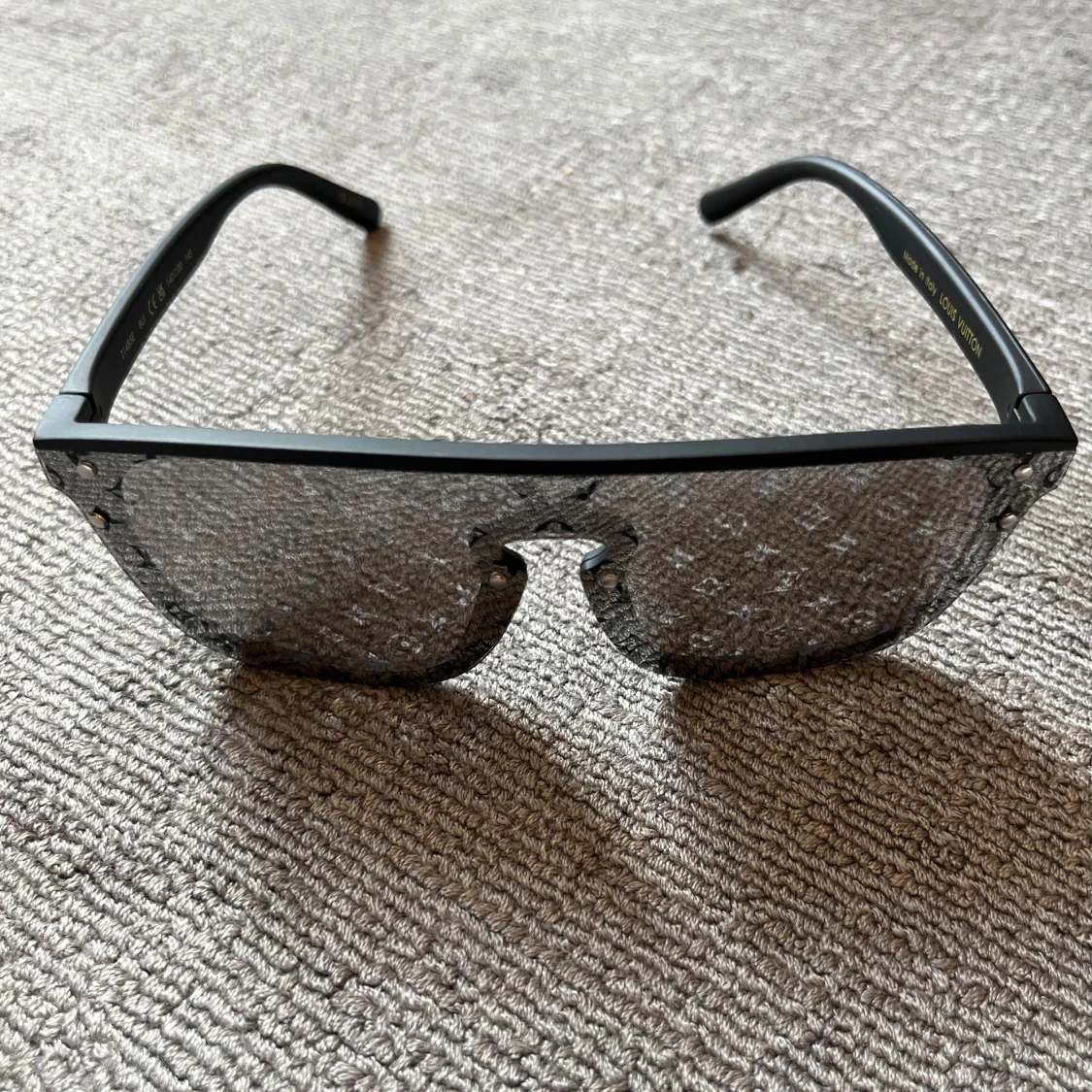 Svarta solglasögon från lous vutton