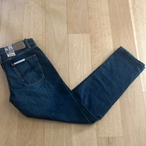 Nya nudie jeans 32/34 - Säljer ett par nya nudie jeans med lappar kvar där nypris ligger på 1700. De är i nyskick och är blå. Hör av er vid funderingar.