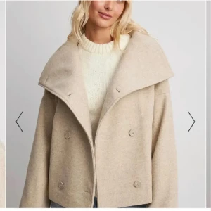 Kort kappa - Snygg kappa från nakd. Storlek 40 men skulle säga att den passar 36/38 då den är liten i storlek. Bra skick. Nyligen inlämnad på kemtvätt så endast lite nopprig. Alla bilder är lånade från tjejen jag köpte tidigare av, men jag tar egna bilder på onsdag❤️