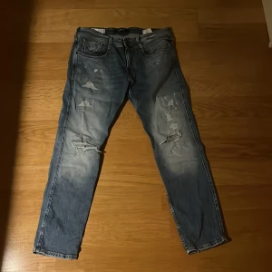 Replay jeans - Replay ambass jeans st 33 med snygga slitningar. Priset är ej hugget i sten.