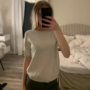 Vit kortärmad tröja - Säljer en enkel och stilren vit tröja med korta ärmar. Perfekt för en avslappnad look. Tröjan har en rund hals och är gjord i ett mjukt material. Storlek L men passar på bra på mig som är XS/S