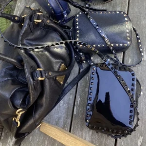 VALENTINO VÄSKA - ❌intressekoll❌på den svart lackade valentino väskan. Den är otroligt unik och cool. Dustbag, mm finns till väskan för att garantera att den är äkta🩷💕💝💘