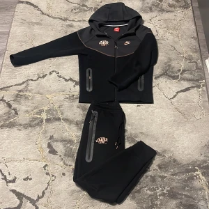 Nike syna tech fleece - Nike x syna tech fleece. Den är helt ny och passade inte mig, storlek s passar även m. Säg gärna till om ni vill se fler bilder eller kvittot. Mvh Seller 