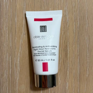Able Skincare Illuminating & Antioxidising Facial Serum - Upptäck Able Skincare's Illuminating & Antioxidising Eight Hour Hyaluronic Facial Serum. Denna 30 ml tub innehåller ett serum som kombinerar hyaluronsyra med antioxidanter för att ge huden lyster och skydd. Perfekt för att återfukta och revitalisera huden.