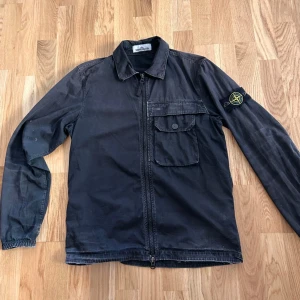 Stone Island jacket - Ordinarie pris runt (4500kr) om inte mer! 2år gammal köpt på Nordiska kompaniet (dåligt skick!!) Skanningsbar, men ej kvitto kvar till jackan. !Står ej för frakten! Priset kan ändras 