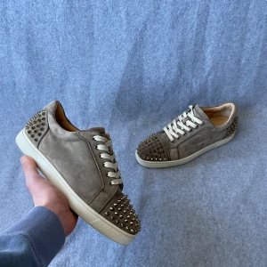 Christian Louboutin skor  - Säljer ett par Christian Louboutin skor! Alla spikes är kvar! Storlek 41 men sitter som 42! Hör gärna av dig om du har frågor! 