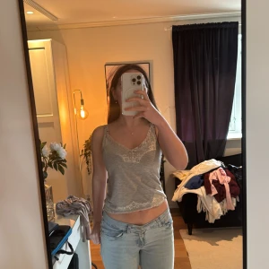 Grått linne med spetsdetaljer - Säljer det här så fina grå linnet med vita spetsdetaljer. Är från bikbok i storlek s💕