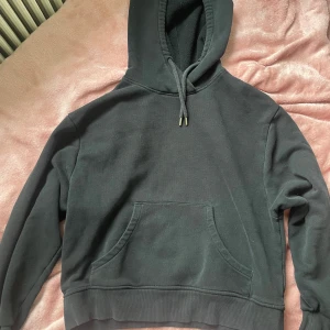 Svart hoodie från Lindex - Säljer en klassisk svart hoodie från Lindex. Den har en rymlig ficka framtill och justerbar dragsko i huvan. Perfekt för en avslappnad stil. 🖤
