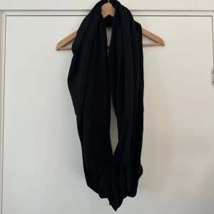 Tubscarf / Tubhalsduk - Skön svart halsduk / scarf i tubmodell i mjuk trikå. Nästan nyskick. Perfekt året runt. 
