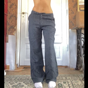 Linnebyxor - Randiga linnebyxor från Kappahl. Strlk 40 men passar snyggt baggy på mig som vanligtvis är 36 eller 38. Jag är 168. Midja:39cm rakt över, innerben: 80cm❤️