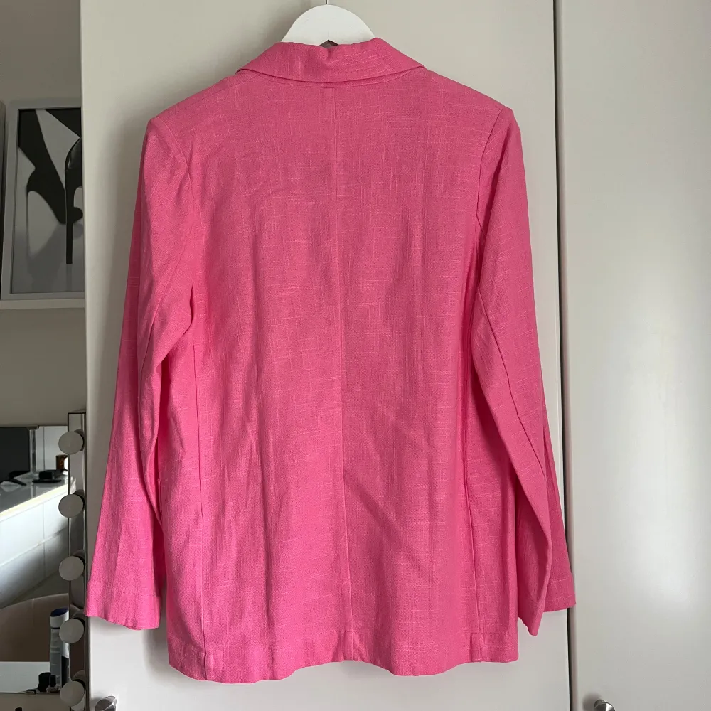 Rosa linne kavaj från Gina Tricot. Använd två gånger. Passar Xs-S. Puvut & Bleiserit.