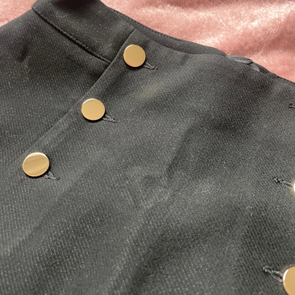 Svart kjol med guld knappar - 1