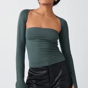Grön långärmad offshoulder topp - Snygg grön offshoulder topp med långa ärmar. Perfekt för en stilren look. Toppen har en tight passform och är tillverkad i ett mjukt material. Mycket bra skick 