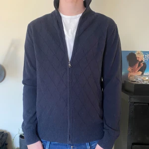 Zip tröja - Mörkblå mönstrad fullzip från banana republic, storlek m o han på bilden är 182. 