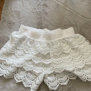 Vita spets shorts, i storlek L men sitter som M - Säljer ett par vita shorts med spetsdesign och elastisk midja. Perfekta till sommaren, säljer för att de är lite stora för mig, jag är 164🩷aldrig använda 