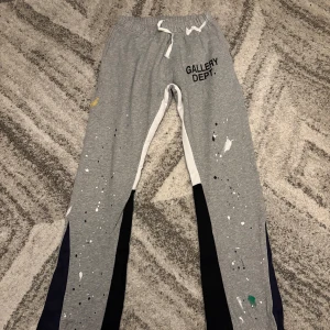 Gallery dept flared byxor - Helt nya och oanvända 