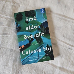 Små eldar överallt - Romanen 'Små eldar överallt' av Celeste Ng utspelar sig i det idylliska villaområdet Shaker Heights. Boken utforskar teman som familjedynamik och samhällskonflikter. Den har fått utmärkelser som Årets bästa roman 2017 av Goodreads Choice Awards.