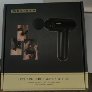 Laddningsbar massagepistol från Melissa - Säljer en laddningsbar massagepistol från Melissa med 6 intensitetsnivåer och 4 olika massagehuvuden. Perfekt för att lindra muskelspänningar och ge avslappning. Inkluderar USB-laddningskabel. Oöppnad 