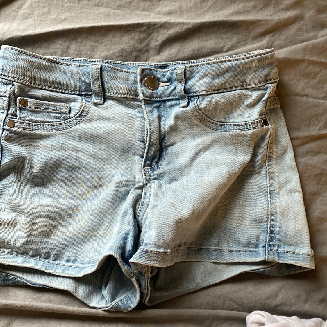 Ljusblå jeansshorts - 2