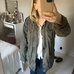 Grön jacka  - Säljer en grön jacka från Redwood köpt på Erikshjälpen med flera fickor. Pris kan diskuteras 