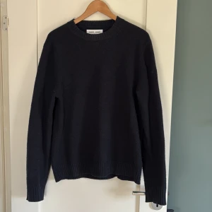 Mörkblå stickad tröja Samsøe Samsøe - Nypris 1400 kr, mitt pris endast 400 kr. Säljer denna skitsnygga stickade tröjan från Samsøe Samsøe. Nopprig men annars i väldigt bra skick, går att lösa med en nopp borttagningsmaskin. Hör av dig vid funderingar!