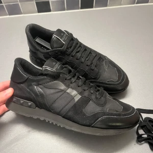 Valentino rockrunnes  - Skick 8-10, snöre tillkommer 