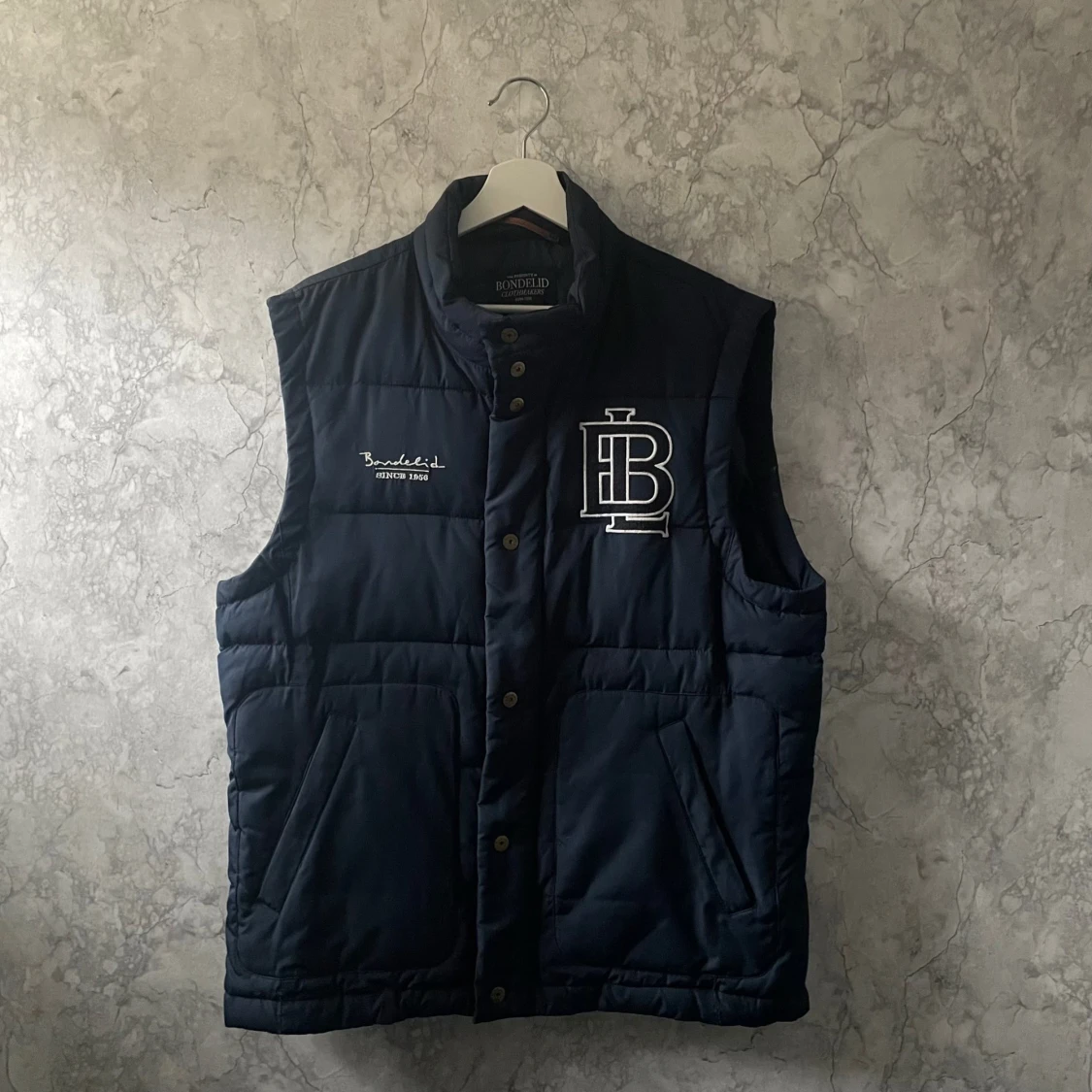 Mörkblå väst från Bondelid