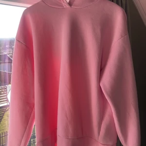 Rosa hoodie från Gina Tricot - Säljer en snygg rosa hoodie från Gina Tricot. Den har en klassisk design med långa ärmar och en bekväm passform. 💖