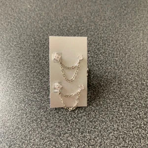 Silverörhängen med kedja - Snygga silverörhängen med en kedja som kopplar ihop två stift. Helt oanvända!