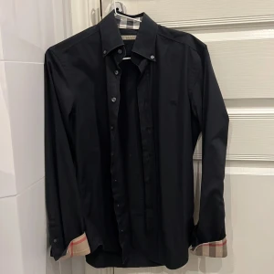 Burrberry skjorta  - Hej säljer min Burrberry skjorta i storlek xs köpt på store enda andvänd fåtal gånger sitter tight och snyggt!