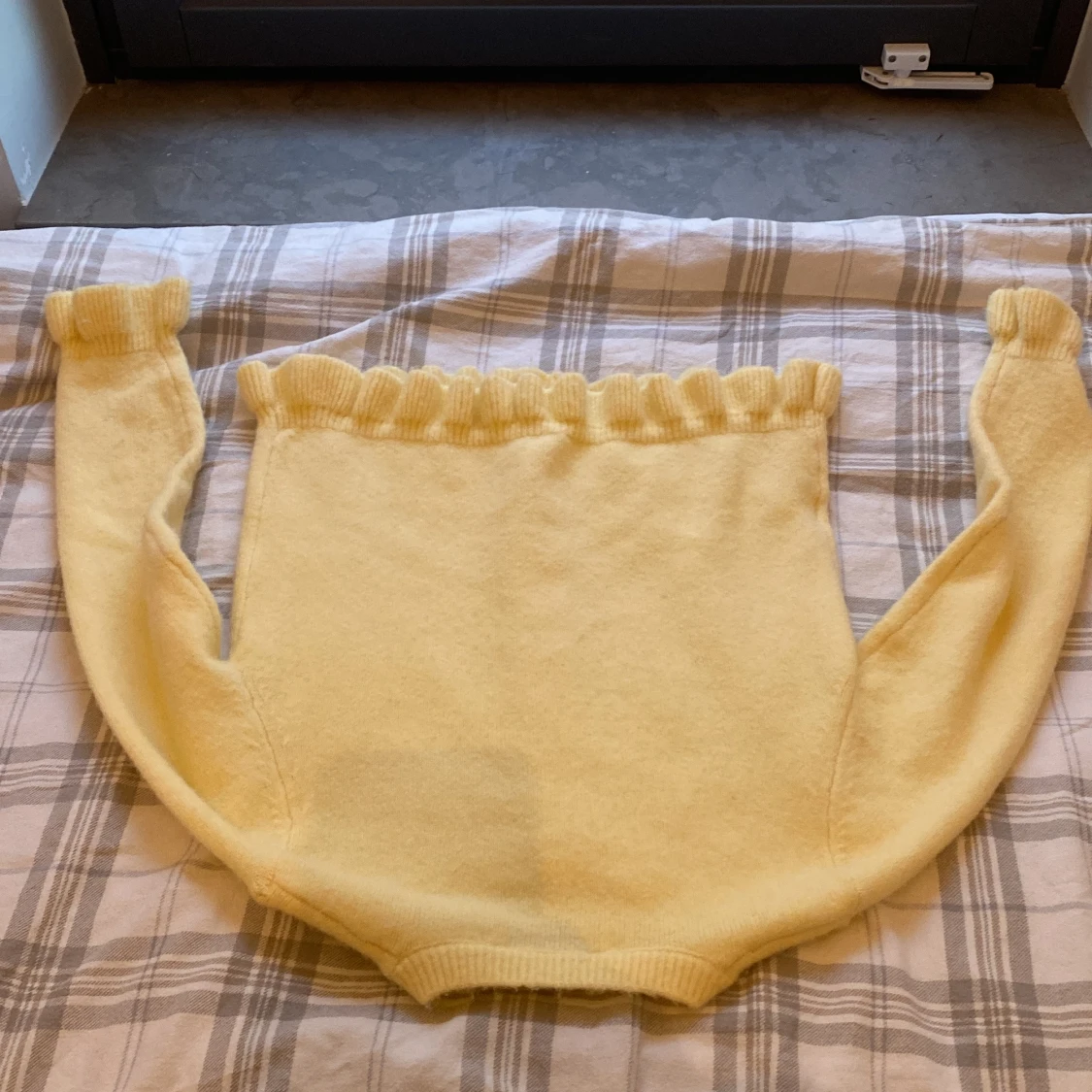 Gul kofta från Zara med volanger  - 3