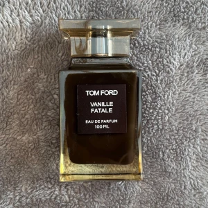 Tom Ford Vanille Fatale Eau de Parfum 100 ml - Säljer en lyxig Tom Ford Vanille Fatale Eau de Parfum i en elegant mörk glasflaska med en kapacitet på 100 ml. Doften är intensiv och förförisk. Flaskan kommer med originalförpackning  i beige med svart etikett. Kvitto finns tillgängligt! 