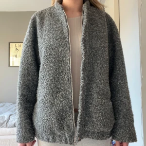 Grå bomberjacka  - Superfin bomberjacka i teddy-liknande material!