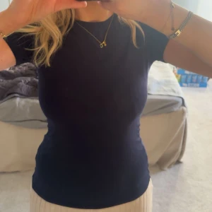 Svart t-shirt från Intimissimi - Säljer denna marinblå tshirt ifrån Intimissimi som är köpt ifrån Zalando i storlek S. Den funkar till allt och till alla outfits! Den är väldigt skön och mjuk.                                                           Säljer den då den inte kommer till användning längre. Ord pris: 269kr!