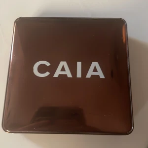 CAIA Glow Bronzer Gold Coast - Snygg bronzer från CAIA i nyansen Gold Coast. Perfekt för att ge ansiktet en solkysst look. Kompakt förpackning med spegel, lätt att ta med sig. Är lite mer använt än vad det fanns men finns mycket kvar.