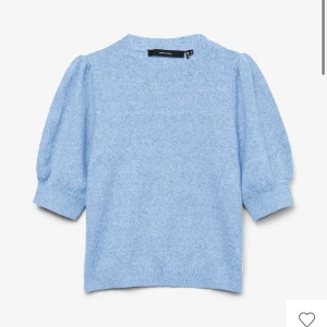 Ljusblå tröja från Vero Moda - Säljer en ljusblå tröja från Vero Moda med puffiga trekvartsärmar. Tröjan är mjuk och har ribbade kanter vid ärmslut och nederkant. Perfekt för en stilren och bekväm look. 💙väldigt bra skick använts kanske 1-2 gånger då den inte passade in på mig!