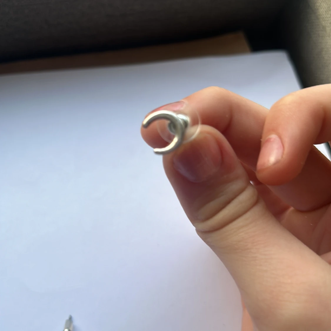 Silverfärgade örhängen i halvmåneform - 1