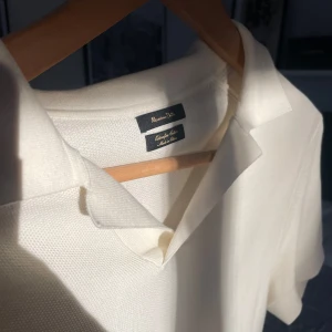 Krämit pikétröja  - Säljer en stilren vit pikétröja från massimo dutti. Perfekt nu till våren och sommaren!