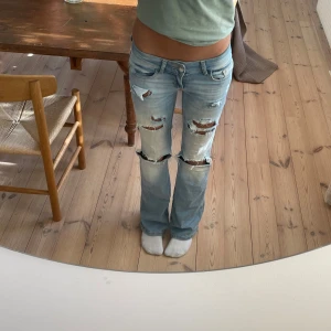 Ljusa slitna jeans - Säljer ett par ljusa jeans med slitningar på knäna och låren. Passar mig som har 36 - S💕står strl 34 men skulle säga 36 