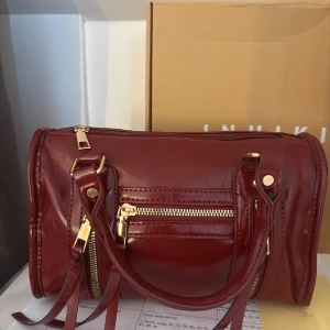 City bag - Säljer min jätte snygga röda väska med guld detaljer då jag rensar min garderob⭐️ perfekt nu till våren och är varken för stor eller för liten! Väskan är aldrig använd bara testad❤️ pris går absolut att diskutera 😋🥰
