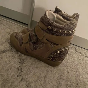 Isabel Marant  - Isabel Marant liknande skor med nitar och slags ormskinn. Storlek 38, pris 999. Hör av er vid funderingar! 🙌 Säljer för billigare vid snabbköp! 